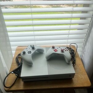 Pre-Owned White Xbox One console. White 500 GB with 2 controllers and Madden 24.